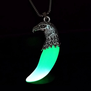 Pendente dente di lupo in resina luminosa verde con dettaglio testa d'aquila argento
