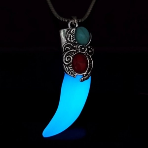 Ciondolo a dente di lupo luminoso con turchese blu e raffinate incisioni in argento