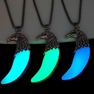 Collane luminose a testa di aquila e dente di lupo con riflessi blu, verdi e ciano