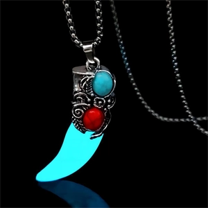Pendente dente di lupo luminoso con pietre turchesi e resina blu brillante nell'oscurità