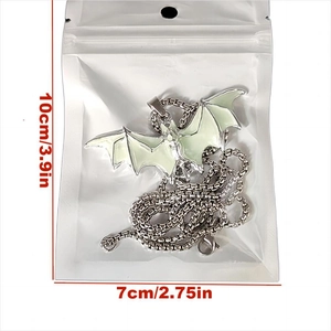 Dimensions du collier pendentif chauve-souris lumineux mesurant 10cm sur 7cm