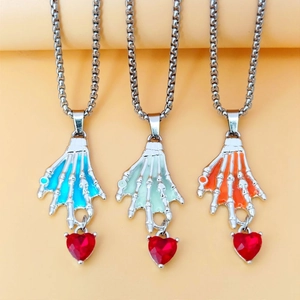 Collares góticos de mano de esqueleto para Halloween con colgantes de corazón de circón rojo