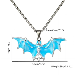 Pendentif chauve-souris gothique argenté avec incrustation bleue lumineuse pour Halloween