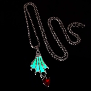 Collar de mano de esqueleto gótico con corazón de circón rojo y efecto fluorescente