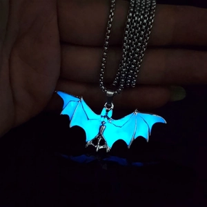 Collier pendentif chauve-souris luminescent bleu dans le noir avec chaîne en métal