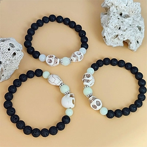 Ensemble de trois bracelets Halloween avec perles crâne, pierre de lave et perles fluo