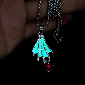 Collar de mano de esqueleto luminosa con núcleo azul y gema roja en forma de corazón