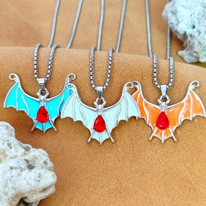 Leuchtende Fledermaus-Halskette mit rotem Tropfen-Edelstein für Halloween-Modeschmuck