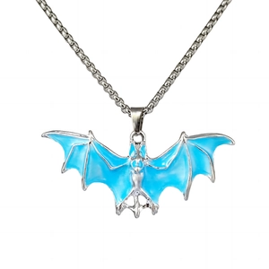 Détail d'un pendentif chauve-souris argenté avec émail bleu et chaîne box