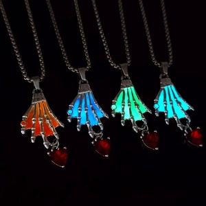 Collar con Colgante de Corazón de Mano de Esqueleto Gótico Luminoso En La Oscuridad Joyería Punk de Halloween Unisex