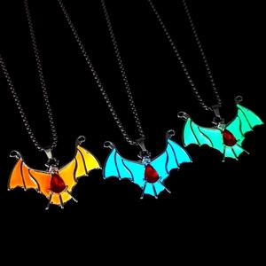 Leuchtende Fledermaus-Halskette mit rotem Edelstein in drei Neonfarben für Herren