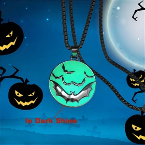 Collier Pendentif Chauve-souris Lumineux Halloween Gothique Alliage de Zinc Émail Lumineux dans le Noir Bijoux pour Hommes Femmes Fête