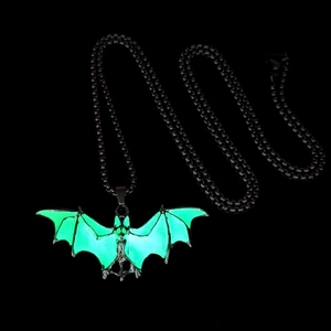 Détail du collier pendentif chauve-souris lumineuse avec ailes vertes pour Halloween