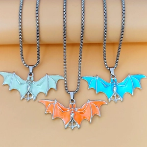 Collier avec pendentif chauve-souris gothique en trois couleurs pour Halloween et style