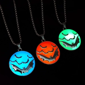 Pendentifs chauve-souris phosphorescents en bleu, orange et vert pour Halloween