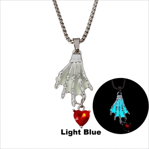 Collar de mano de esqueleto gótico con corazón rojo y brillo luminoso azul claro