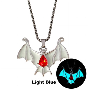 Leuchtende Fledermaus-Halskette mit rotem Edelstein und hellblauem Glüheffekt im Dunkeln