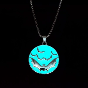 Collier avec pendentif chauve-souris lumineuse et effet phosphorescent bleu nuit