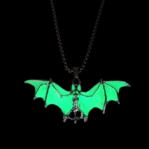 Vue détaillée du pendentif chauve-souris vampire brillant avec effet lumineux vert vif