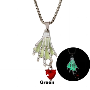 Collar gótico mano de esqueleto con corazón rojo y efecto luminoso verde en la oscuridad