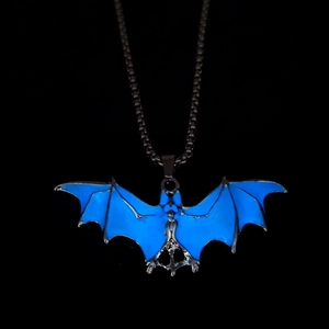 Vue détaillée du pendentif chauve-souris lumineux bleu brillant sur une chaîne box