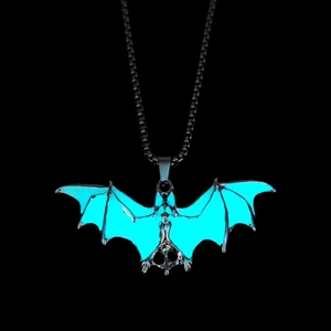 Détail d'un collier pendentif chauve-souris bleu brillant pour un style gothique Halloween