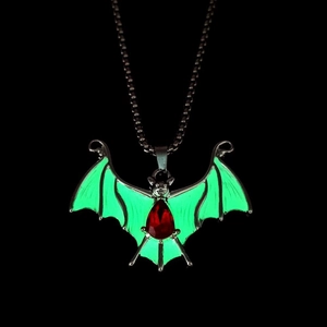 Leuchtende Fledermaus-Halskette mit rotem Edelstein und grünem Lichteffekt