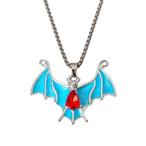 Gothic Fledermaus Halskette mit hellblauen Flügeln und rotem Edelstein zu Halloween