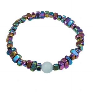 Bracelet de perles géométriques irisées avec perle lumineuse bleu clair sur fond blanc