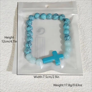 Dettaglio del bracciale con perline blu e croce che mostra 12 cm di altezza e 17,8 g di peso