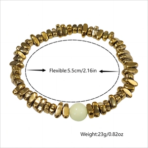 Bracelet lumineux avec perles dorées irrégulières et pierre verte, diamètre de 5,5cm