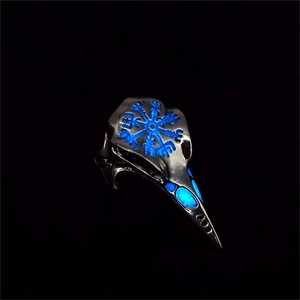 Macro-opname van Viking raven schedel ring met blauw lichtgevende rimes en ogen