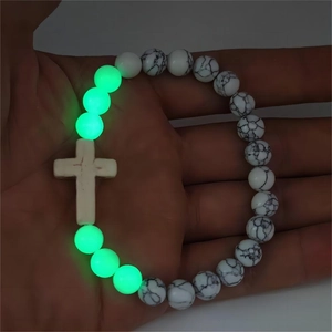 Bracciale di perle luminose con perline a motivo marmoreo e un ciondolo a croce bianca