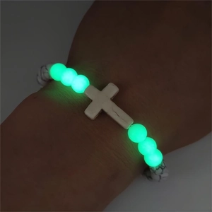 Bracciale a croce luminosa con perline di marmo bianco che brillano al buio sul polso