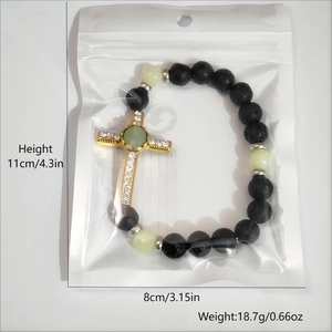 Dettaglio del bracciale di perle luminose con ciondolo a croce e misure del prodotto
