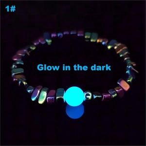 Détail de perle lumineuse sur bracelet métallique irrégulier brillant dans le noir