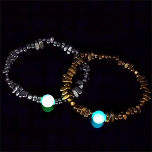 Perles lumineuses sur des bracelets en métal doré et argenté aux formes irrégulières