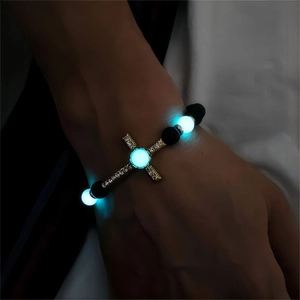 Bracciale con ciondolo a croce luminosa, perle in pietra vulcanica e gemme brillanti