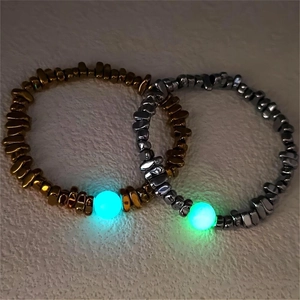 Perle lumineuse sur des bracelets en perles métalliques irrégulières en or et argent