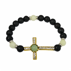 Bracciale croce luminosa con pietre di lava nera e perline verdi in finitura oro retrò