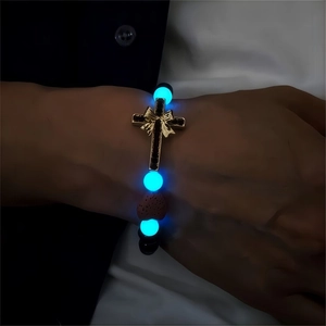 Bracelet croix fait main avec perles lumineuses et pierre volcanique en cœur