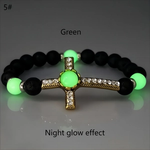 Dettaglio delle perle in lava e croce luminosa con effetto bagliore notturno verde intenso