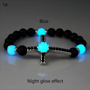 Effetto blu luminoso su bracciale vintage con croce e pietre vulcaniche nere