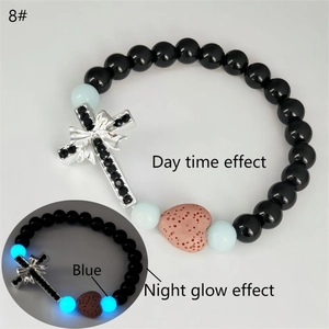 Bracelet perles croix lumineuses montrant les effets de jour et de nuit en bleu