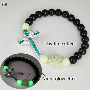 Comparaison détaillée du bracelet croix montrant les effets de jour et de lueur nocturne