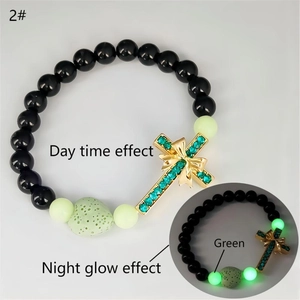 Détails du bracelet perlé lumineux montrant l'effet de lueur nocturne verte