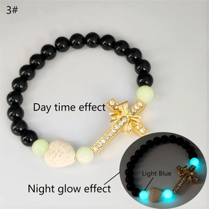 Détail du bracelet en perles croisées lumineuses avec pierre volcanique noire et cœur