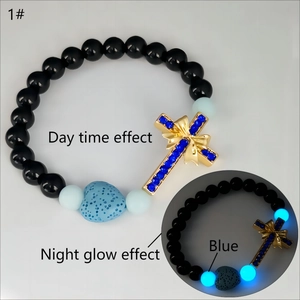 Vue détaillée du bracelet croix lumineux avec strass bleus et pierre de lave en coeur