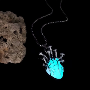Collana cuore anatomico blu luminoso con ciondolo a fungo in zinco e catena nera