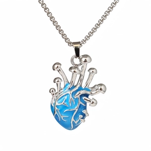 Collana con ciondolo a forma di cuore anatomico e fungo in lega di zinco blu luminoso